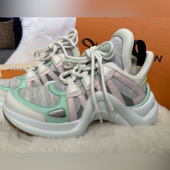 Louis Vuitton Archlight in Rose Clair - Picture 2 of 7